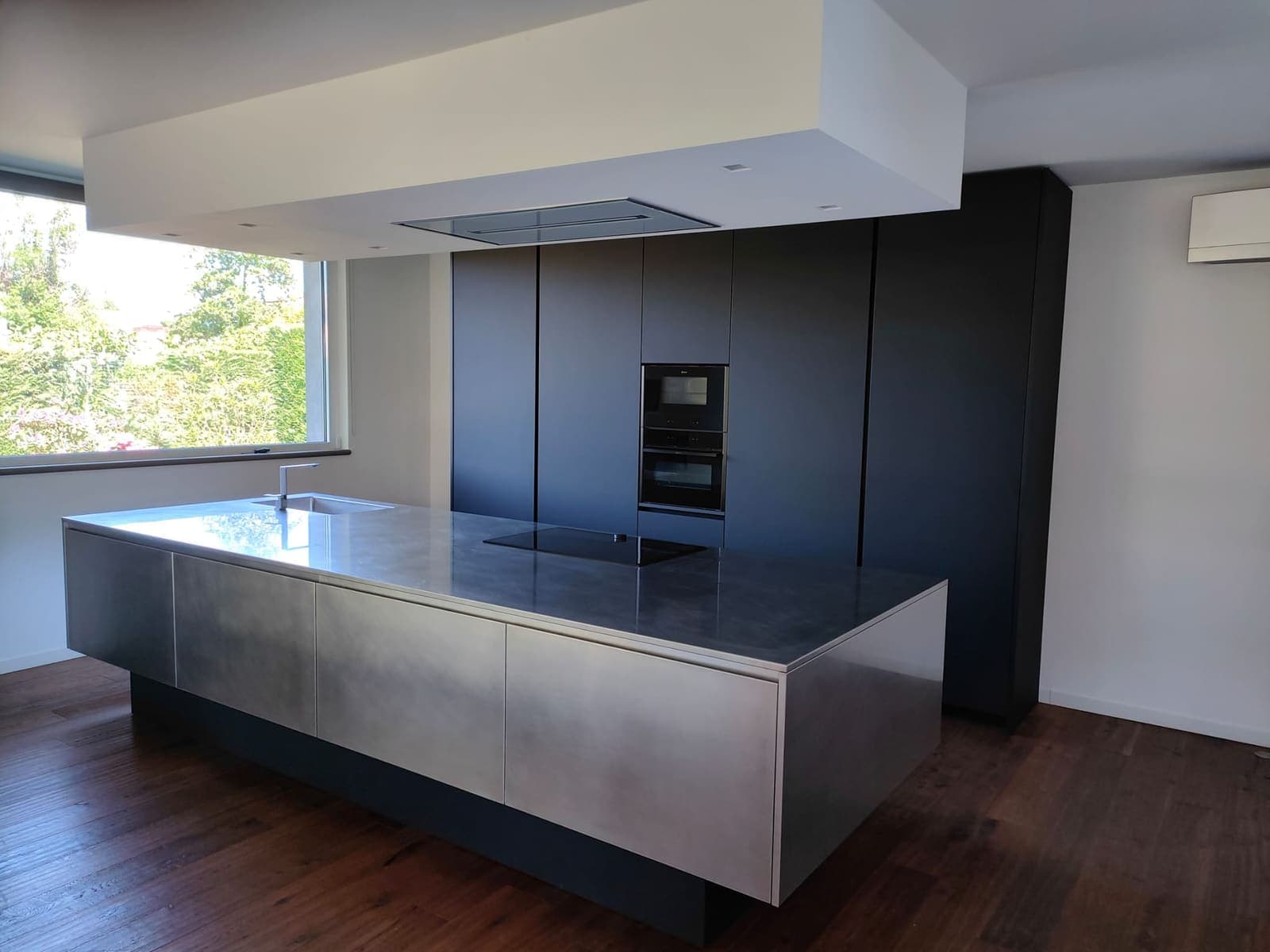 Cucina monolitica in acciaio e Fenix nero — 2