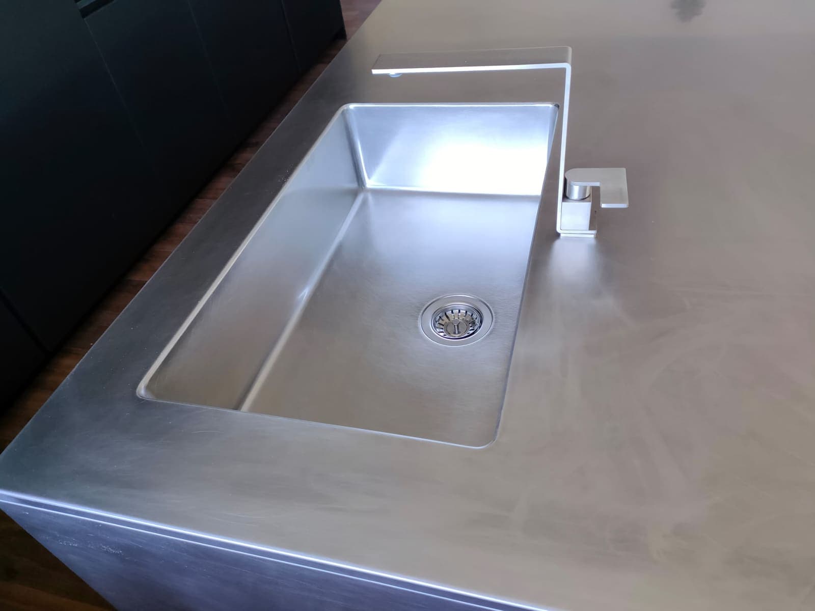 Cucina monolitica in acciaio e Fenix nero — 3