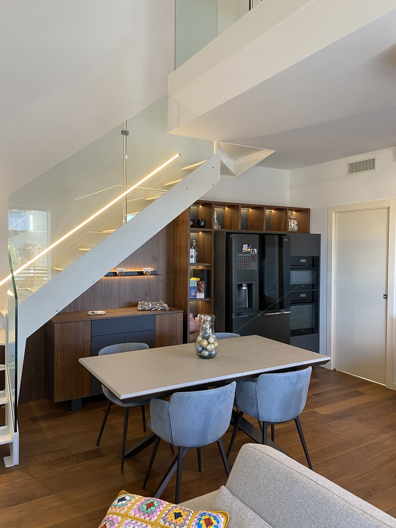 Cucina contemporanea in Fenix e Noce Canaletto — 2