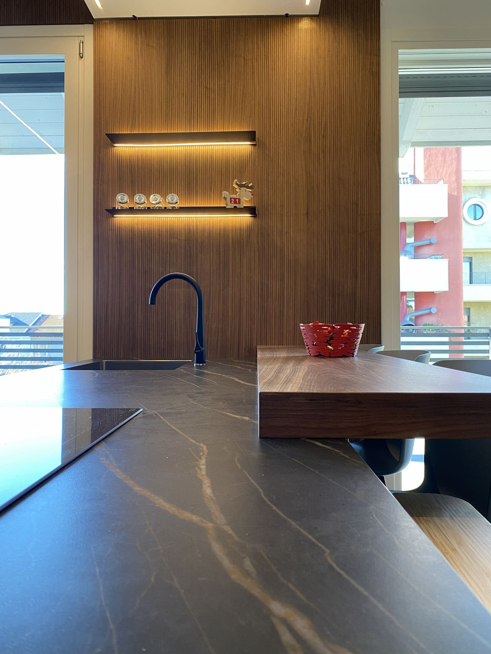 Cucina contemporanea in Fenix e Noce Canaletto — 3