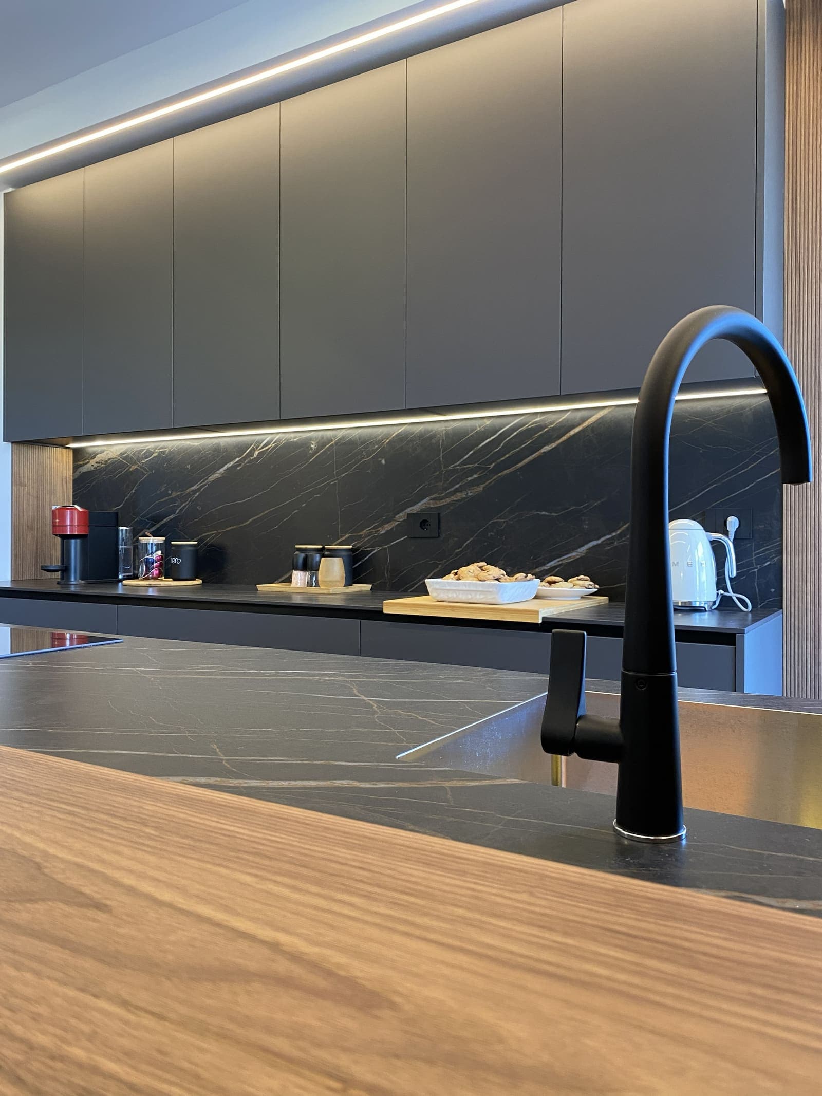 Cucina contemporanea in Fenix e Noce Canaletto — 4