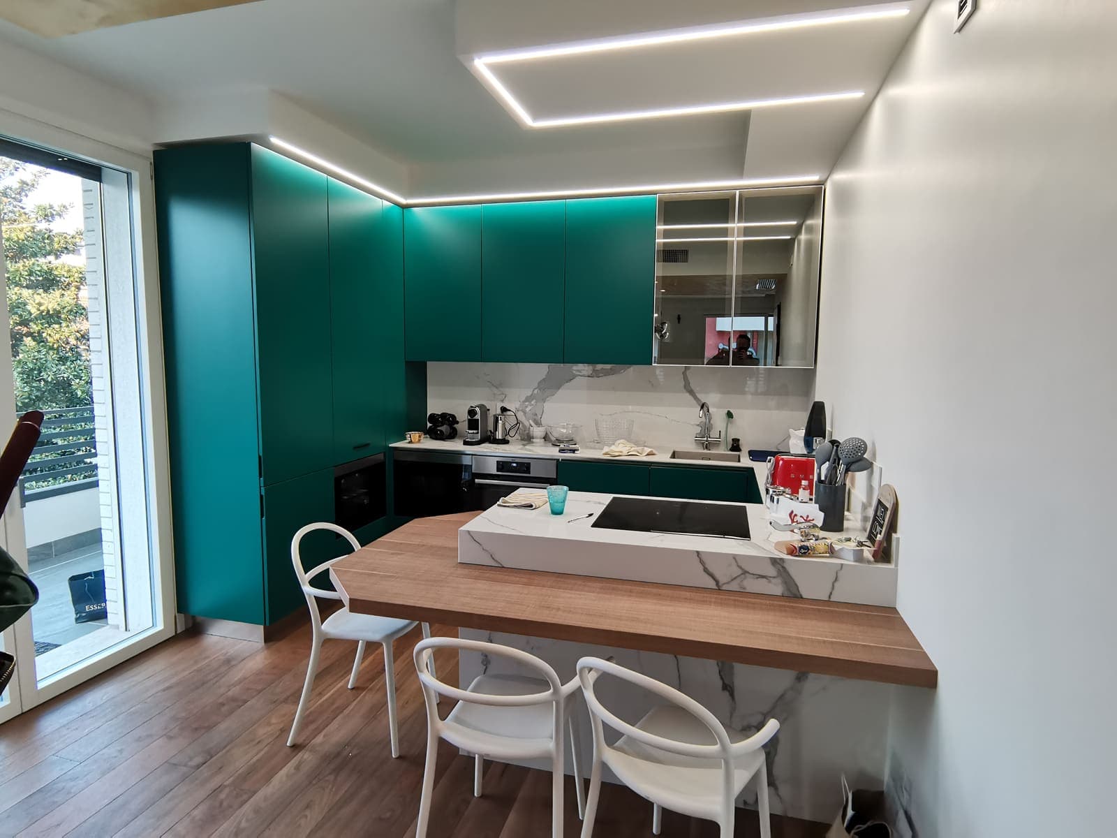 Cucina in laccato verde e noce canaletto — Milano