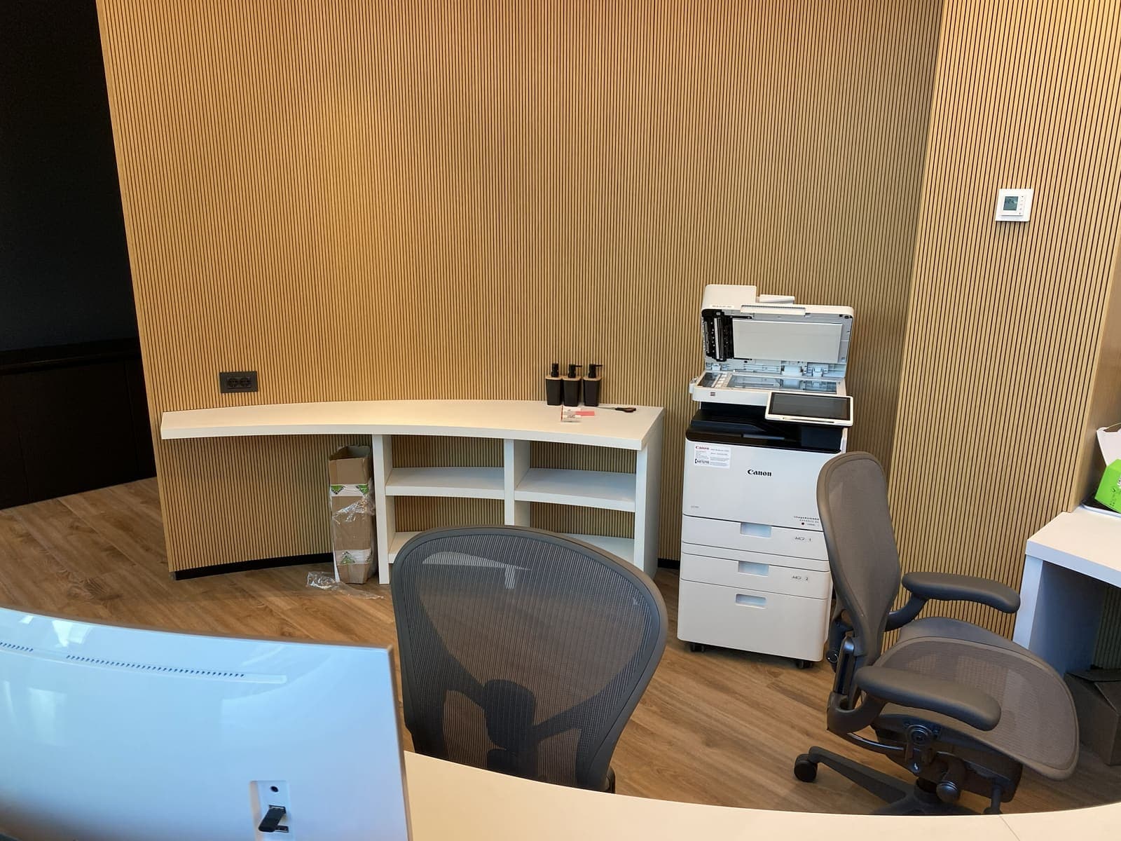 Reception curva in Corian e legno dogato — 3