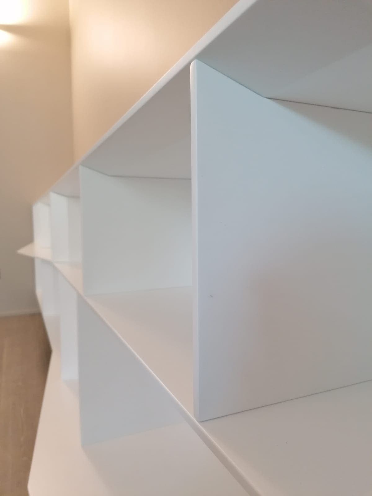 Parete TV in laccato bianco con profili rastremati — 1