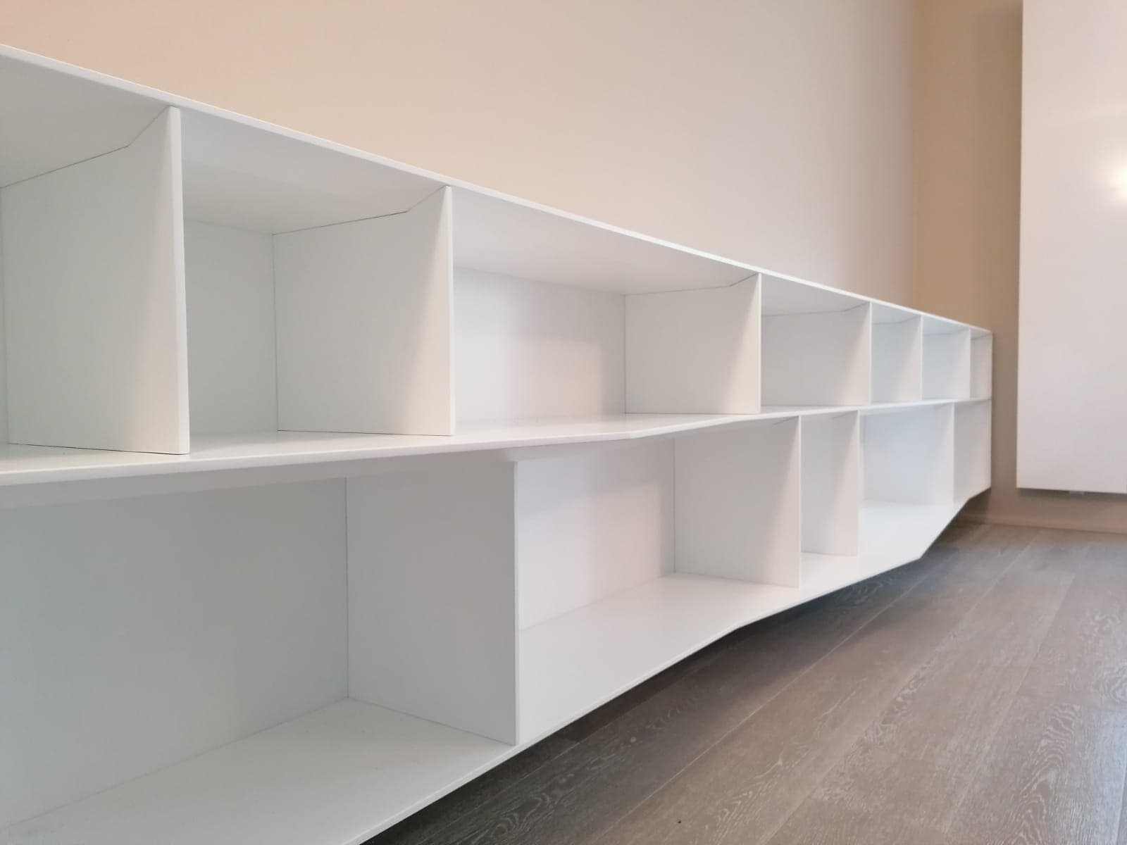 Parete TV in laccato bianco con profili rastremati — 2