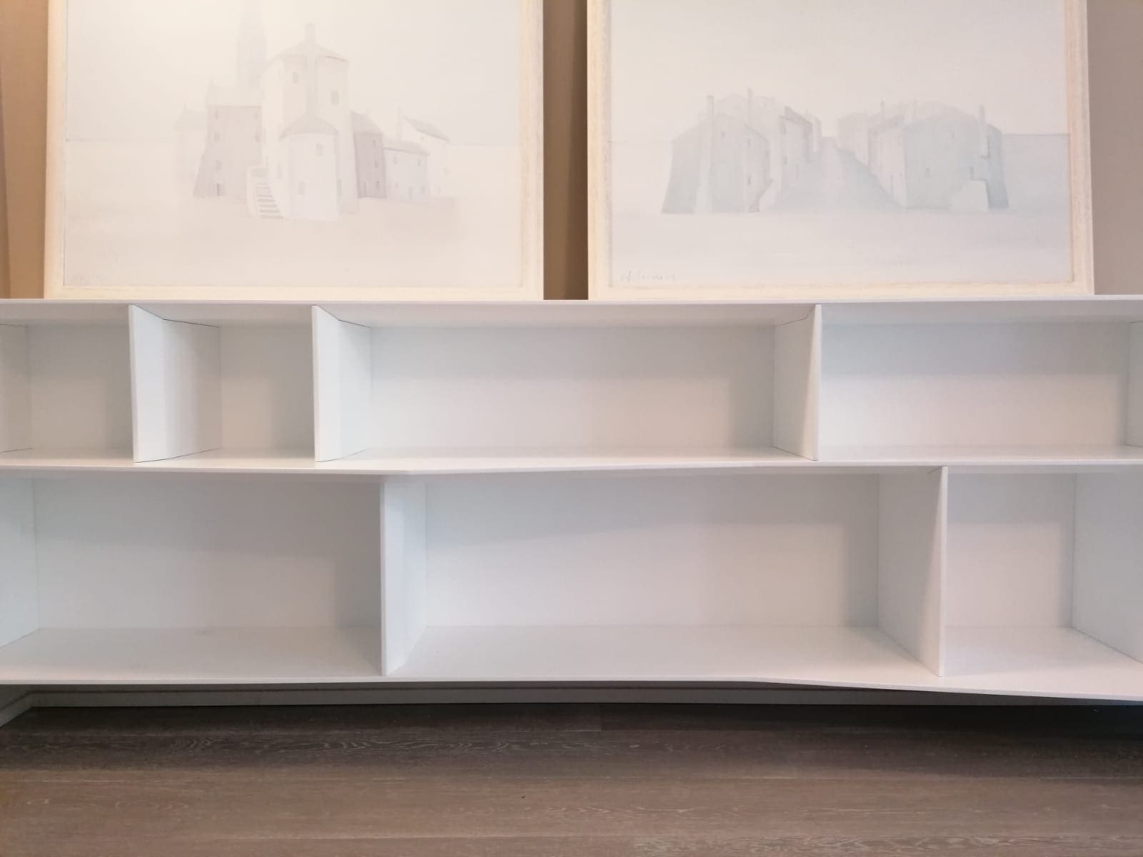 Parete TV in laccato bianco con profili rastremati — 3