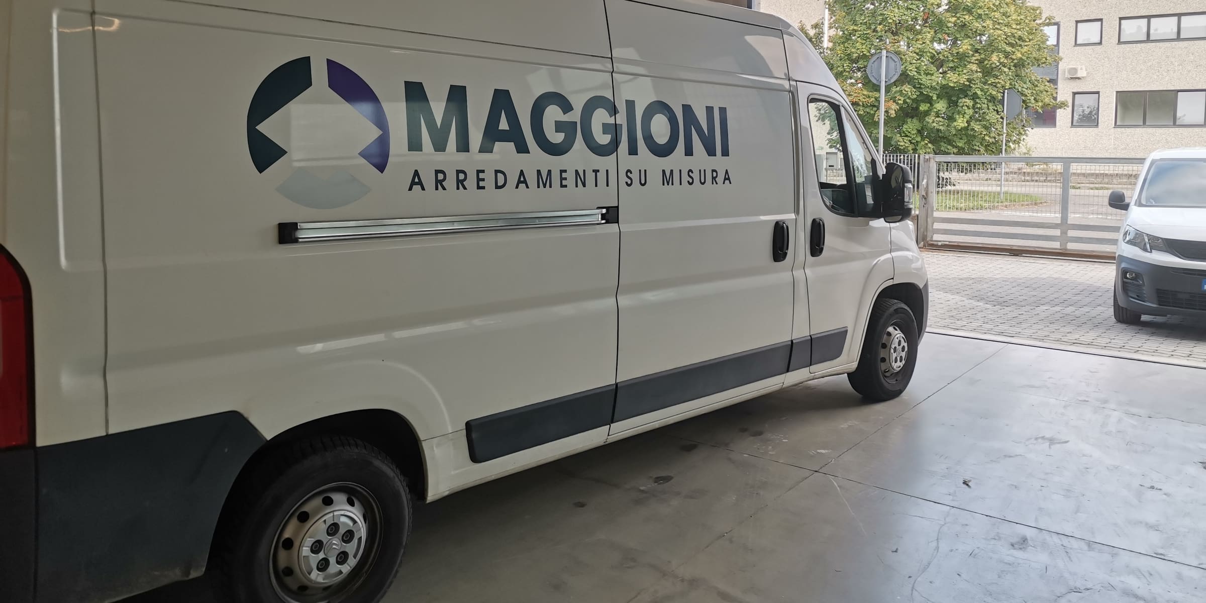 Il furgone dell'azienda all'uscita del laboratorio